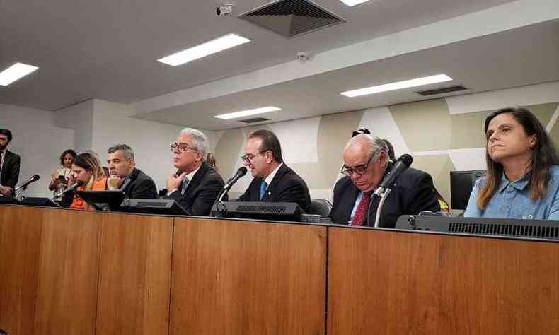O secretrio de Governo Bilac Pinto participa de audincia com deputados na manh desta sexta-feira na ALMG(foto: Reproduo Twitter ALMG)