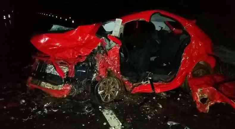 Motorista e passageiro do Gol morreram(foto: PRF/Divulgao)