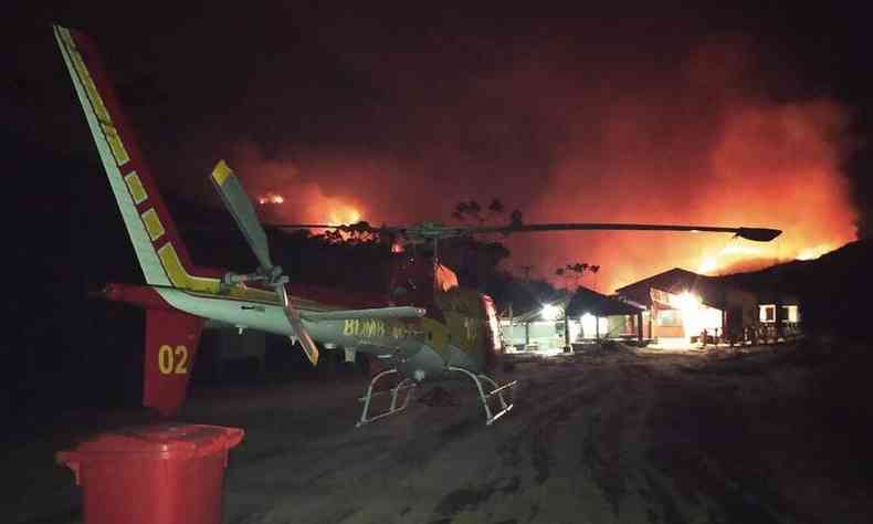 Durante a madrugada, o fogo ameaçou o QG dos bombeiros e brigadistas do IEF, montado no restaurante do parque(foto: Divulgação / Corpo de Bombeiros de Minas Gerais)