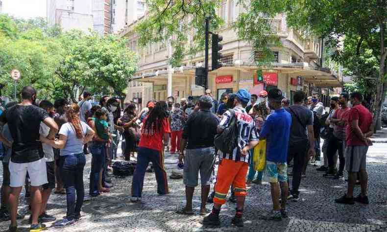 Artista popular causa aglomerao nas esquinas da Rua Tupinambas com Afonso Pena(foto: Leandro Couri/EM/DA Press )