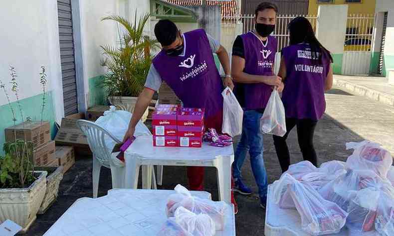 Voluntrios montam kits de lanches para distribuir nas unidades(foto: Equipe Transformar Contagem/Divulgao)