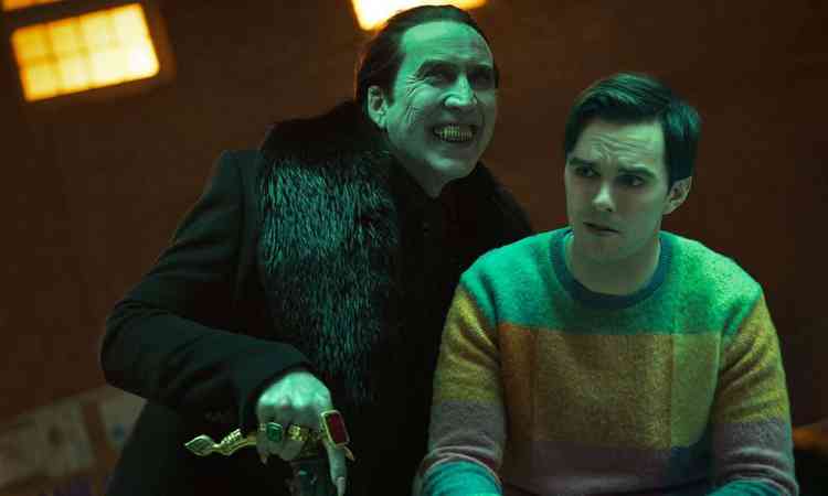 Drcula (Nicolas Cage) manipula Renfield (Nicholas Hoult) e volta a ser o malvado que havia cado de moda com a saga 'Crepsculo'