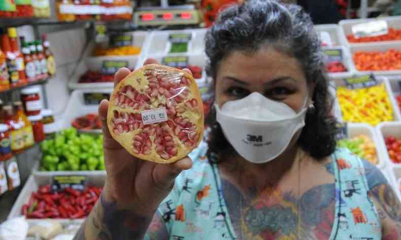 Mulher mostra rom aberta no Mercado Central de Belo Horizonte