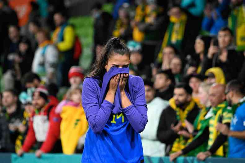 Lauren chora aps eliminao do Brasil