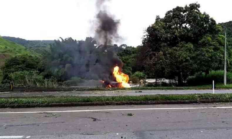 Em alta velocidade, motorista perdeu controle da direo e bateu numa rocha(foto: Reproduo)