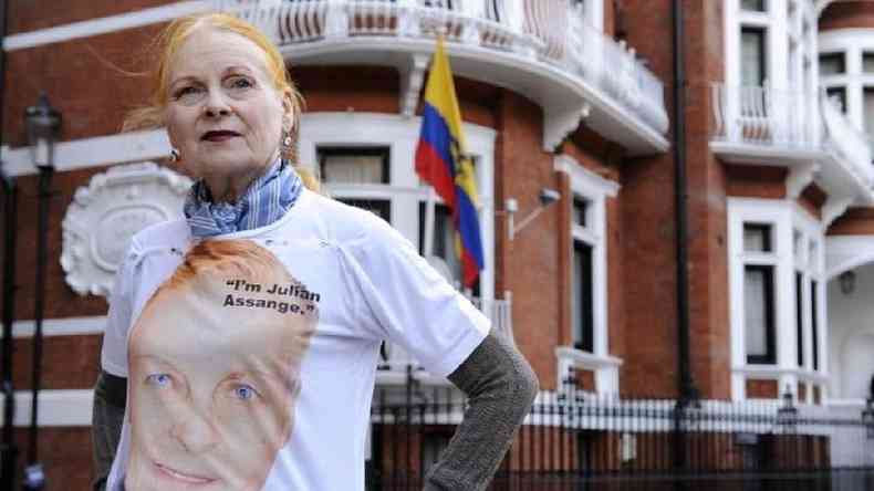 Vivienne Westwood com camisa estampando rosto de Assange, em frente a edifcio