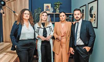 Na semana passada, publicamos matéria sobre o escritório de advocacia Carvalho Castro Meireles, mas erramos o nome dos sócios na legenda da foto. Pedimos desculpas e segue a correção: Ana Meireles, Laís Amoni, Jéssica Castro e Henrique Carvalho (foto: Divulgação) Ana Meireles, Laís Amoni, Jéssica Castro e Henrique Carvalho