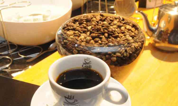 Imagem de uma xcara de caf e gros em um pote