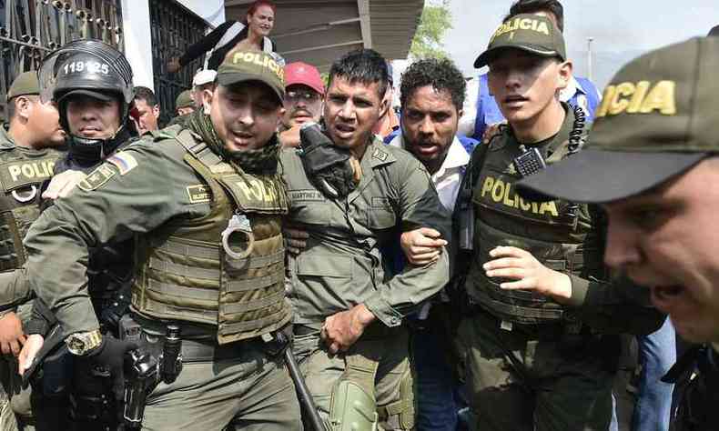 Militar venezuelano acompanhado por policiais da Colmbia, para onde foram vrios desertores(foto: LUIS ROBAYO)