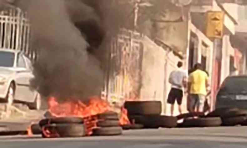Moradores colocaram fogo em pneus no Alto Vera Cruz motivados por fake news, segundo a PM