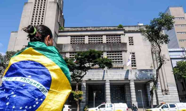 Marinete Franklin, uma das manifestantes, levou consigo uma bandeira do Brasil.(foto: Leandro Couri/EM/D. A Press)