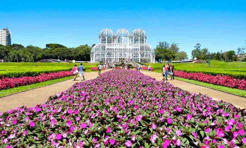 Entre os locais de maior visitação da capital paranaense está a Ópera de Arame. Com belos jardins, ela faz parte do Parque das Pedreiras(foto: Raphael S/Flickr)