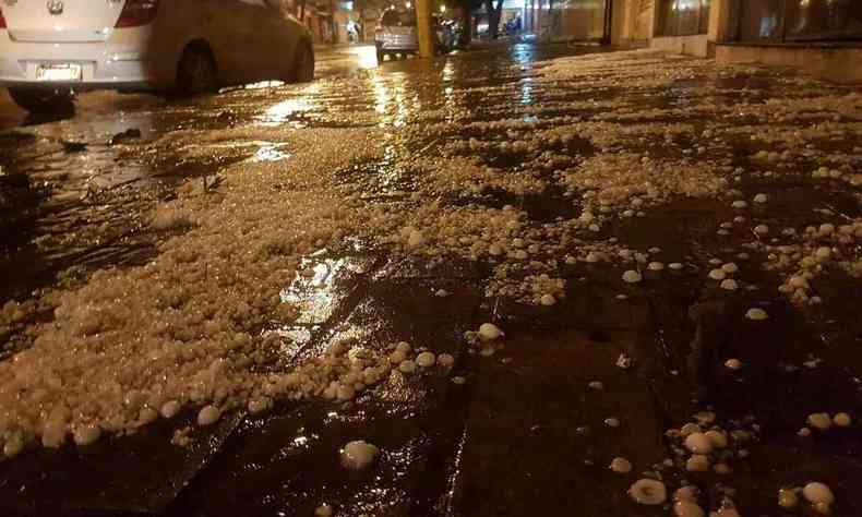 Rua coberta por gelo após chuva de granizo