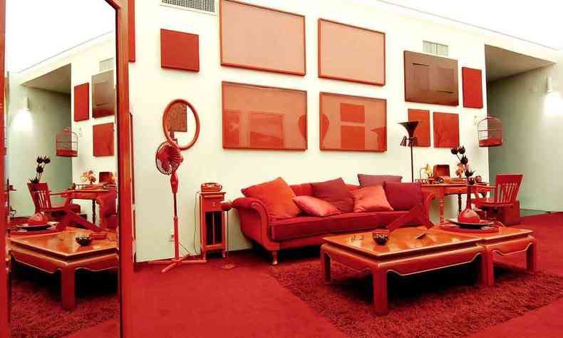 Vista de sala composta unicamente por objetos vermelhos, na obra 'Desvio para o vermelho', de Cildo Meireles