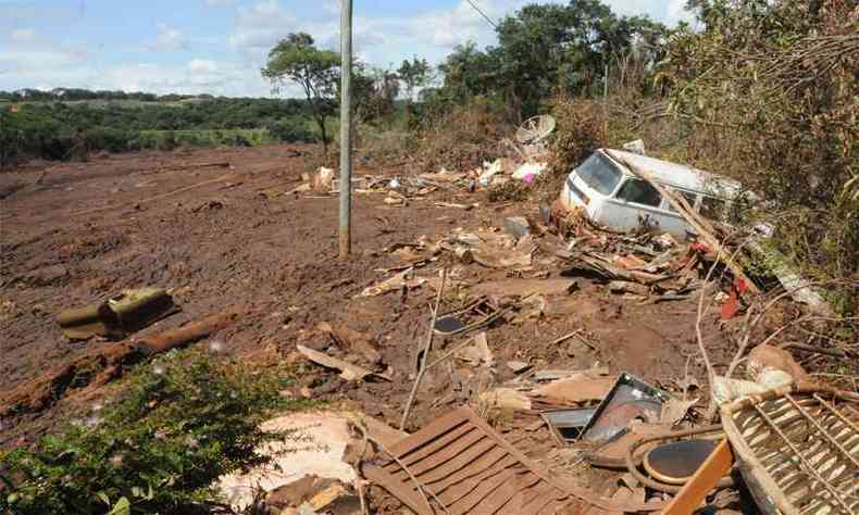 Destruio provocada pelo rompimento da Barragem 1 em Crrego do Feijo: potencial de vulnerabilidade indicado em outras estruturas preocupa(foto: Paulo Filgueiras/EM/DA Press)