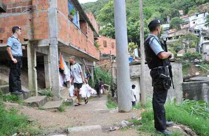 Policiais armados na UPP no Morro da Babilnia. (foto: Fbio Costa/JCom/D.A Press)