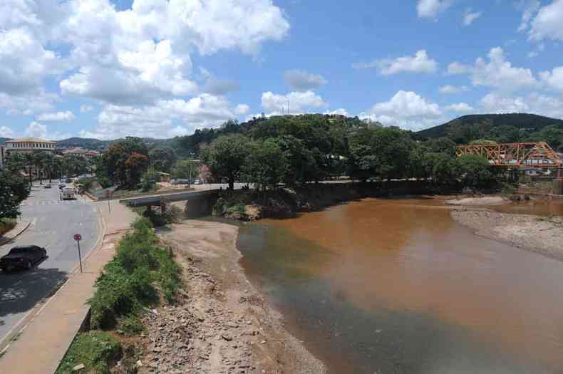 Riacho Cuiab, afluente do Rio das Velhas, em Sabar, foi atingido por rejeitos da mineradora, que turvaram suas guas