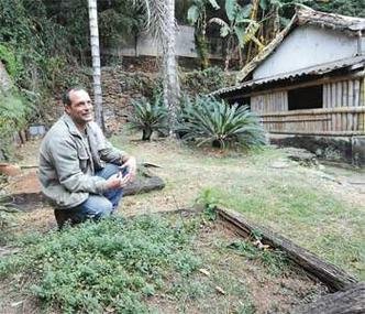 Paisagista Leonardo Lessa tem orgulho do terreno de 2,6 mil metros quadrados conservado pela fam�lia em Sabar�(foto: GLADYSTON RODRIGUES/EM/D.A PRESS)