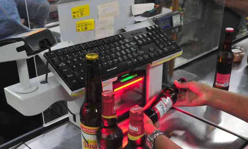 A venda de bebidas alcolicas no ser permitida em supermercados, no domingo (15)(foto: Tulio Santos/EM/D.A Press)