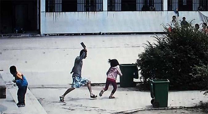 Câmeras de segurança registraram quando o homem atacou os estudantes usando um cutelo(foto: AFP PHOTO ) Câmeras de segurança registraram quando o homem atacou os estudantes usando um cutelo(foto: AFP PHOTO )