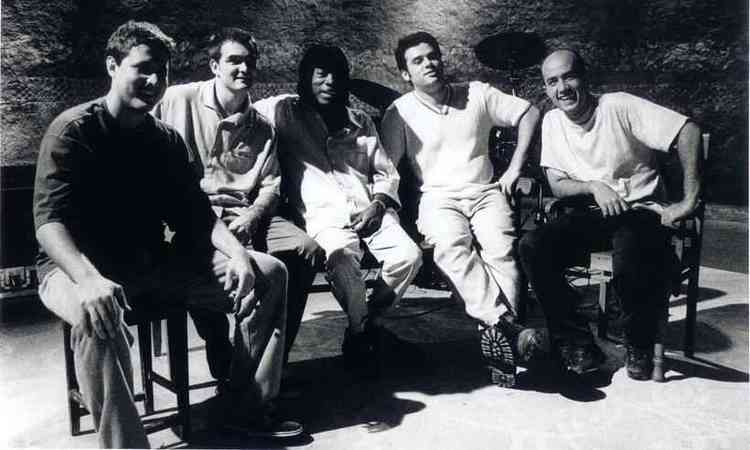 Msicos da banda Skank sentados ao lado de Milton Nascimento