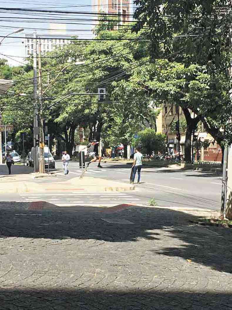 Adolescentes desafiam o perigo na Avenida Getlio Vargas(foto: Helvcio Carlos/EM/DA PRESS)
