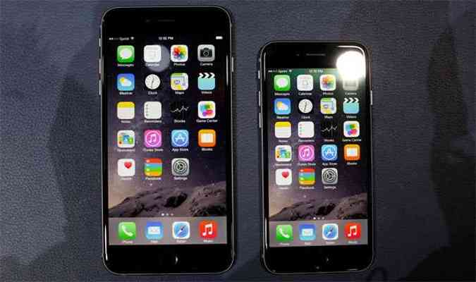 iPhone 6 e iPhone 6 Plus expostos durante apresentao da Apple na Califrnia (EUA)(foto: REUTERS/Stephen Lam)