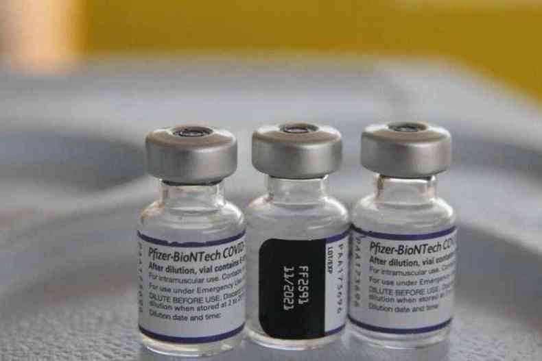 Frascos da vacina contra a COVID-19 da Pfizer