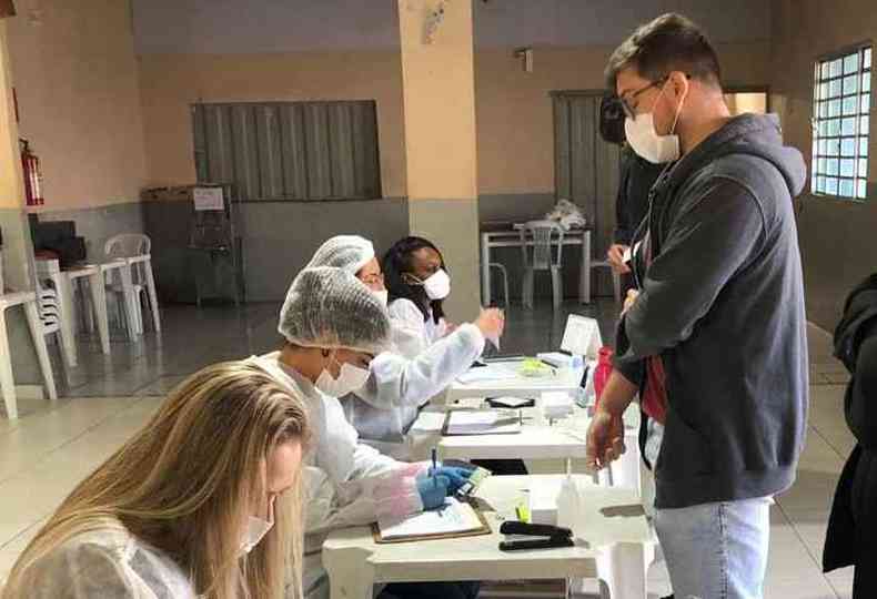 A vacinação em jovem com 18 anos ou mais começou nesta quinta-feira (12/8) em Santo Antônio do Monte(foto: Prefeitura de Samonte/Divulgação)