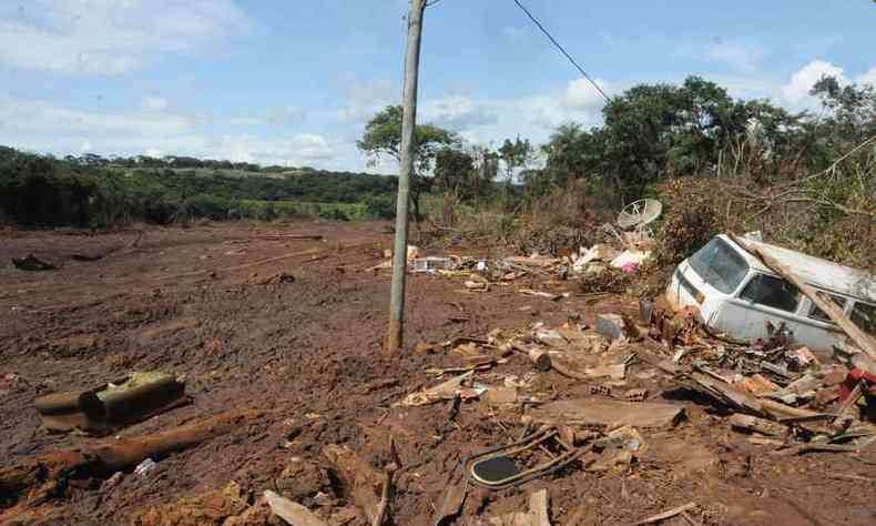 Lama solidificada pavimenta rea por onde passou no momento do rompimento da barragem(foto: Paulo Filgueiras/EM/D.A PRESS)