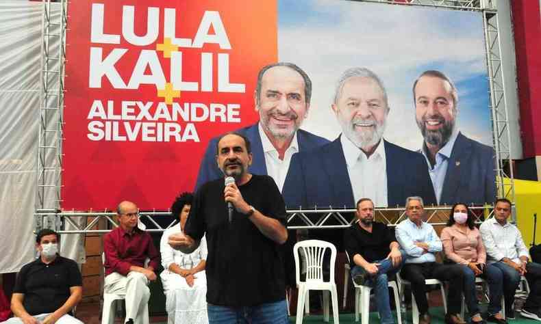 Kalil durante discurso em encontro com lideranas comunitrias e sociais em BH; ao fundo um painel de Kalil com Lula e o senador Alexandre da Silveira