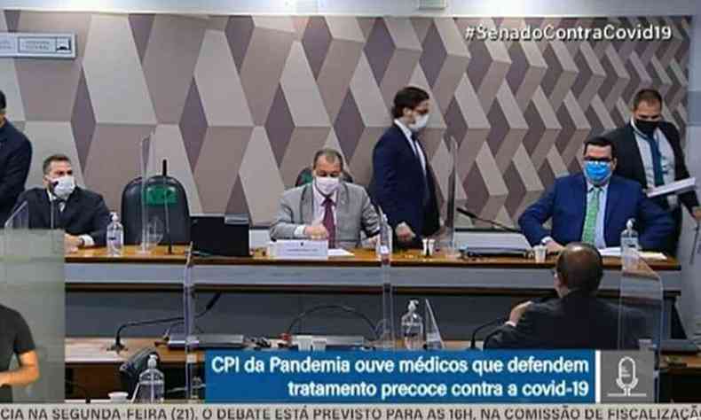 Assento de Renan Calheiros chegou a ser ocupado por um dos mdicos convidados(foto: Reproduo/YouTube TV Senado)