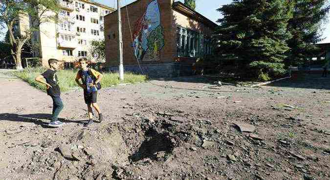 Crateras em Kramatorsk indicam recente confronto entre exrcito e insurgentes(foto: REUTERS/Shamil Zhumatov)