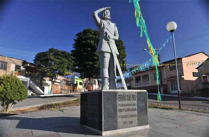 A esttua de Ferno Dias na praa do Centro de Ibituruna, no Sul de Minas. Cidade foi fundada pelo bandeirante em 1674, como indica a placa comemorativa dos 300 anos do municpio (detalhe) (foto: Leandro Couri/EM/D.A Press)