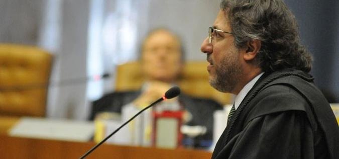 Leonardo Isaac Yarochewski afirma que Simone passou os �ltimos sete anos de forma sofrida(foto: Breno Fortes/CB/D.A Press)