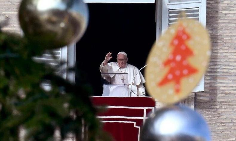 Papa Francisco, da janela do palácio apostólico por ocasião do Ângelus dominical, acena para multidão reunida na Praça de São Pedro(foto: Filippo MONTEFORTE / AFP ) Papa Francisco acenando