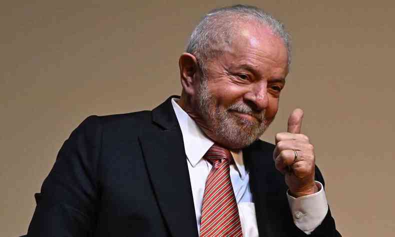 Lula sorri e faz sinal de positivo