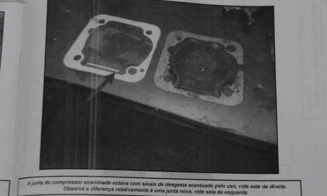 A imagem anexada ao inquérito mostra duas juntas de dilatação do compressor de ar, um dos componentes do sistema de freios do coletivo. Do lado esquerdo, uma junta nova. Do lado direito, a junta do ônibus acidentado, que apresentava sinais de desgaste(foto: Paulo Filgueiras/EM/D.A PRESS - Reprodução do inquérito da Polícia Civil) A imagem anexada ao inquérito mostra duas juntas de dilatação do compressor de ar, um dos componentes do sistema de freios do coletivo. Do lado esquerdo, uma junta nova. Do lado direito, a junta do ônibus acidentado, que apresentava sinais de desgaste(foto: Paulo Filgueiras/EM/D.A PRESS - Reprodução do inquérito da Polícia Civil)