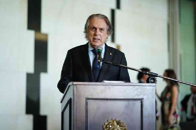Presidente do Unio Brasil, o deputado Luciano Bivar fala ao microfone