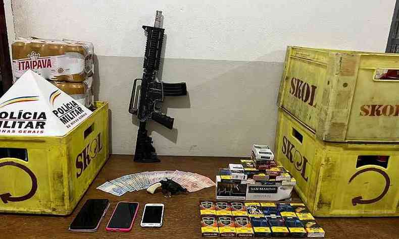 Simulacros de armas e material roubado apreendidos pela PM em assalto em Esmeraldas