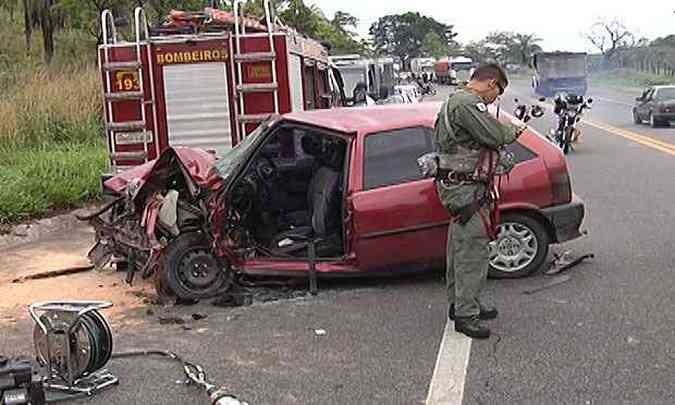 Tipo ficou destrudo aps batida frontal com Uno na BR-381(foto: Reproduo TV Alterosa)