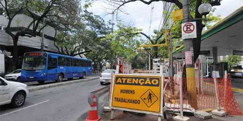Obras de infraestrutura na Avenida Prudente de Morais, no Bairro Cidade Jardim, para melhorar o escoamento da gua durante temporais(foto: Marcos Michelin/EM/D.A Press)