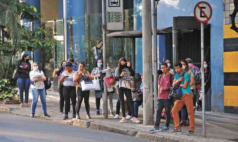Passageiros no Centro de BH: expectativa  de que espera e lotao caiam aps sano de projeto aprovado na Cmara