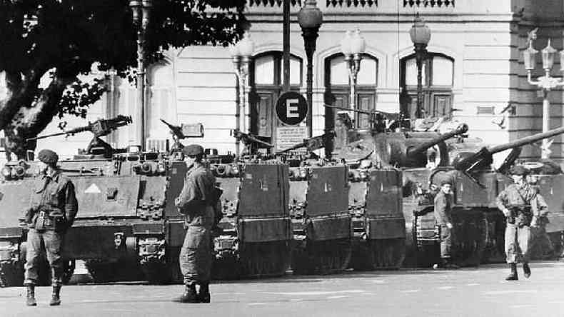 Tanques e soldados do lado de fora do palcio presidencial, em Buenos Aires, em 24 de maro de 1974, quando golpe militar tirou Isabel Pern da Presidncia(foto: AFP)