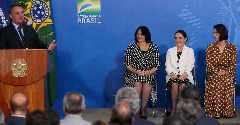 A atriz Regina Duarte (de branco) observa discurso do presidente Jair Bolsonaro ao tomar posse na secretaria de Cultura(foto: Antonio Cruz/Agncia Brasil)