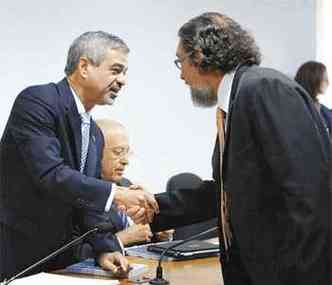 Humberto Costa cumprimenta Kakay, advogado de Demstenes, depois de ler as 63 pginas de seu parecer na Comisso de tica do Senado(foto: Wilson Dias/ABr)