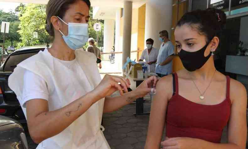 Jovem recebendo a vacina contra a COVID-19