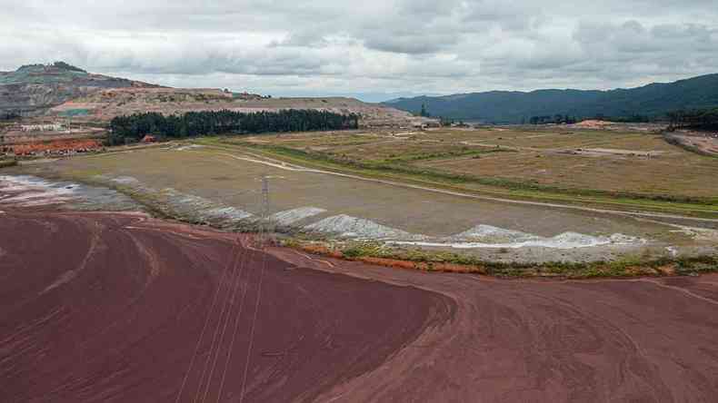 Dique 1A da Mina de Conceio, em Itabira, comea a ser descaracterizado barragem minerao