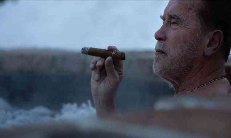 Arnold Schwarzenegger fuma charuto em cena de documentrio sobre ele

