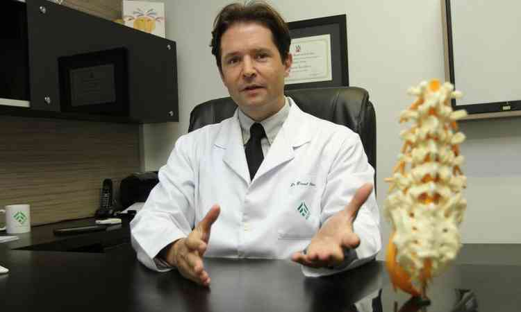 Daniel Oliveira, ortopedista